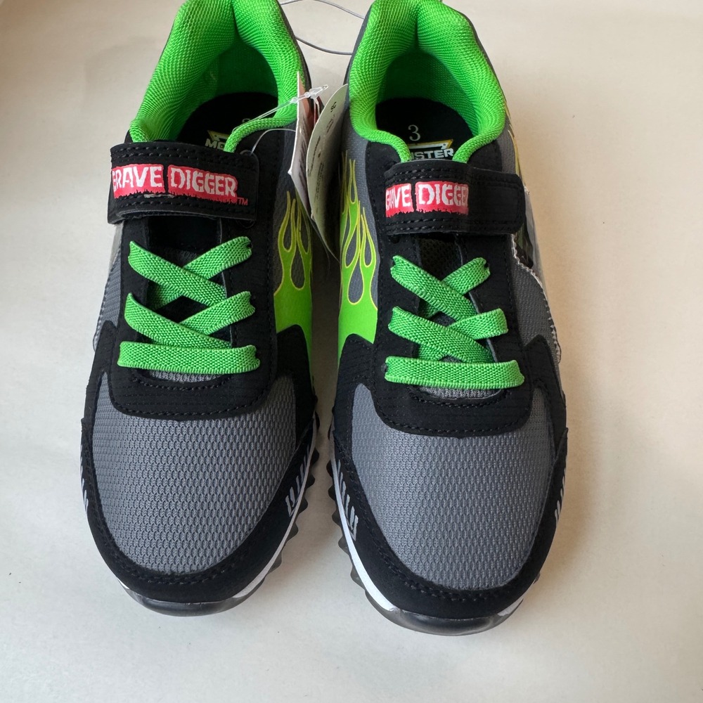 Monster Jam Grave Digger Boys Light Up Sneakers Black Green Flame Size 3 NEW